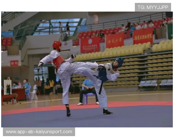 跆拳道比赛决胜回合，技术与心理博弈明显，跆拳道决赛现场