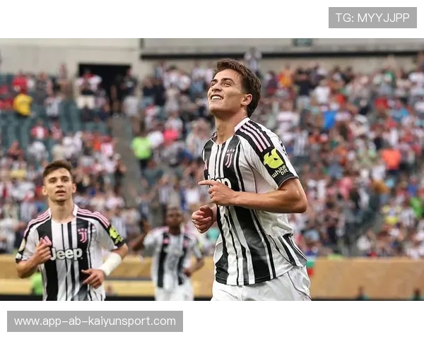 尤文角球二点抢到,远射擦柱而出,尤文足球 尤文角球二点抢到,远射擦柱而出,尤文足球