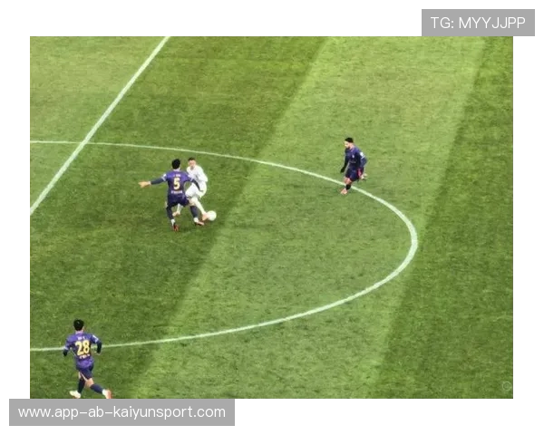 重庆铜梁龙迪马塔连续变向假动作,防守被晃得重心全丢 重庆铜梁龙迪马塔连续变向假动作,防守被晃得重心全丢